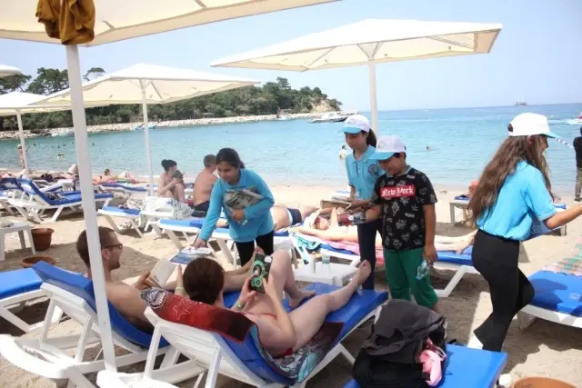 Kitap aşkına öğle sıcağında 3 kilometre yürüyüp turistlere kitap armağan ettiler Kitap aşkına öğle sıcağında 3 kilometre yürüyüp turistlere kitap armağan ettiler