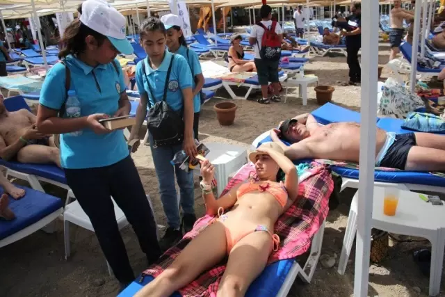 Kitap aşkına öğle sıcağında 3 kilometre yürüyüp turistlere kitap armağan ettiler Kitap aşkına öğle sıcağında 3 kilometre yürüyüp turistlere kitap armağan ettiler