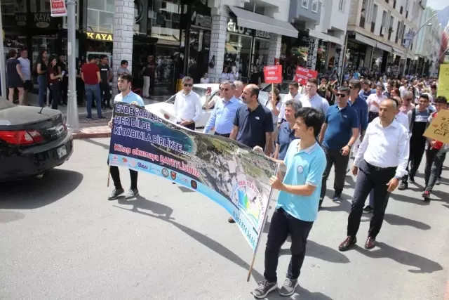 Kitap aşkına öğle sıcağında 3 kilometre yürüyüp turistlere kitap armağan ettiler Kitap aşkına öğle sıcağında 3 kilometre yürüyüp turistlere kitap armağan ettiler