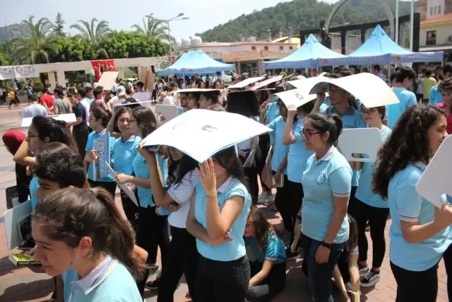 Kitap aşkına öğle sıcağında 3 kilometre yürüyüp turistlere kitap armağan ettiler Kitap aşkına öğle sıcağında 3 kilometre yürüyüp turistlere kitap armağan ettiler