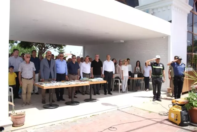 Kitap aşkına öğle sıcağında 3 kilometre yürüyüp turistlere kitap armağan ettiler Kitap aşkına öğle sıcağında 3 kilometre yürüyüp turistlere kitap armağan ettiler