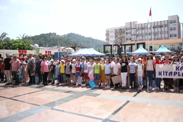 Kitap aşkına öğle sıcağında 3 kilometre yürüyüp turistlere kitap armağan ettiler Kitap aşkına öğle sıcağında 3 kilometre yürüyüp turistlere kitap armağan ettiler