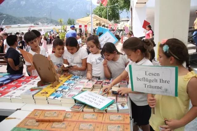 Kitap aşkına öğle sıcağında 3 kilometre yürüyüp turistlere kitap armağan ettiler Kitap aşkına öğle sıcağında 3 kilometre yürüyüp turistlere kitap armağan ettiler