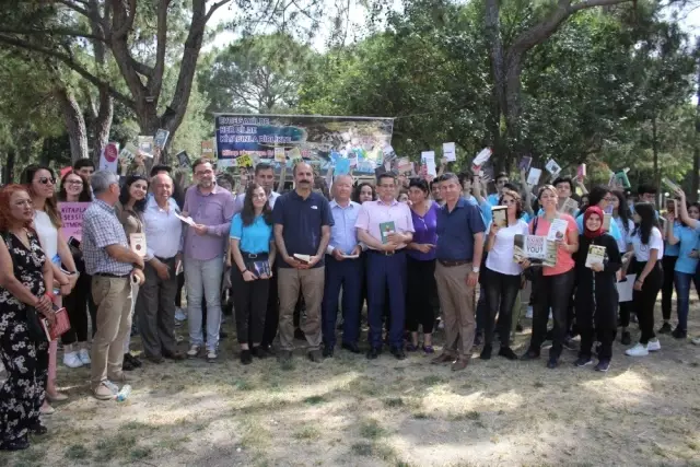 Kitap aşkına öğle sıcağında 3 kilometre yürüyüp turistlere kitap armağan ettiler Kitap aşkına öğle sıcağında 3 kilometre yürüyüp turistlere kitap armağan ettiler