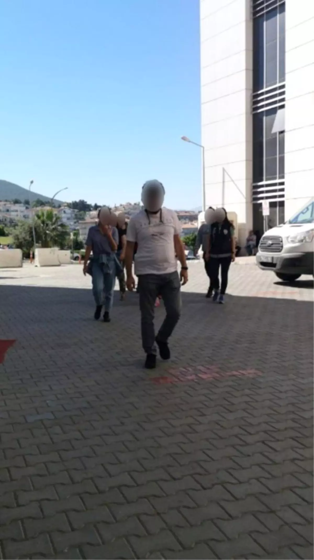 Kuşadası�nda fuhuş operasyonu, 14 kişi gözaltına alındı Haberler