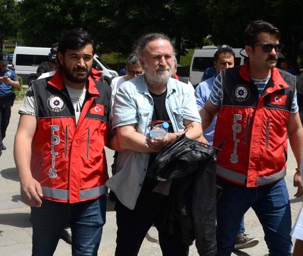 Zümrüt Apartmanı kitabı yayıncısı basın mensuplarına tepki gösterdi: Siz asıl tacizcilerin peşinden koşun