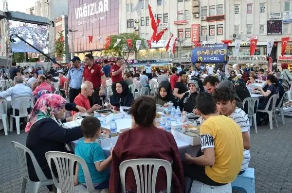 Numan Kurtulmuş Esenler'de düzenlenen iftar programında konuştu Numan Kurtulmuş Esenler'de düzenlenen iftar programında konuştu