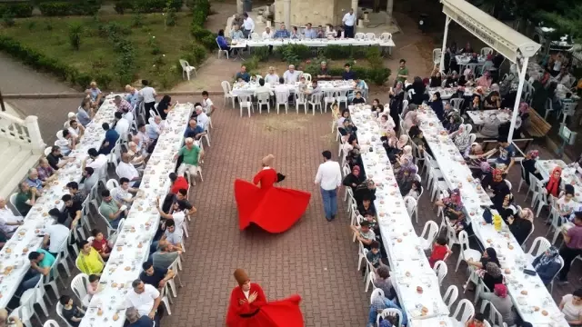 Numanoğlu Camii'nde iftar yemeği verildi Numanoğlu Camii'nde iftar yemeği verildi