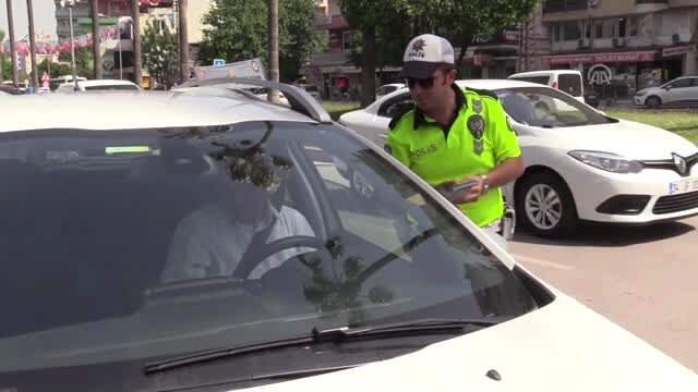 Polis ekiplerinden yayaya öncelik vermeyen sürücüye 'empati' cezası