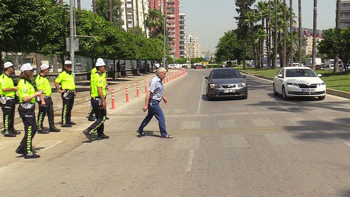 Polis ekiplerinden yayaya öncelik vermeyen sürücüye 'empati' cezası