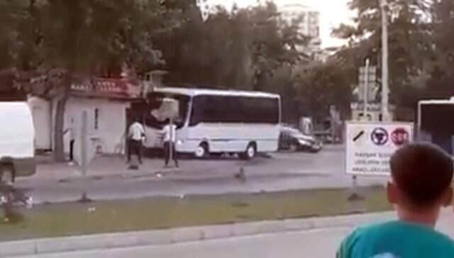Servis şoförü, kebapçı dükkanını midibüsüyle yıkmaya çalıştı