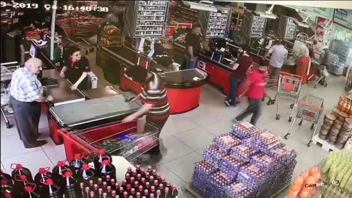 Güpegündüz market soymaya çalışan hırsız, yakalanınca 'Şansımı denedim' dedi