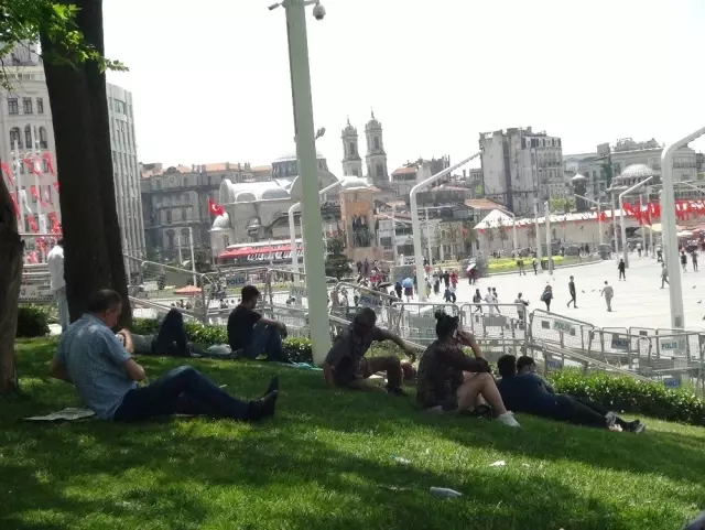 Görüntüler Taksim'den! 30 dereceye yaklaşan sıcaklık vatandaşlara zor anlar yaşattı Görüntüler Taksim'den! 30 dereceye yaklaşan sıcaklık vatandaşlara zor anlar yaşattı