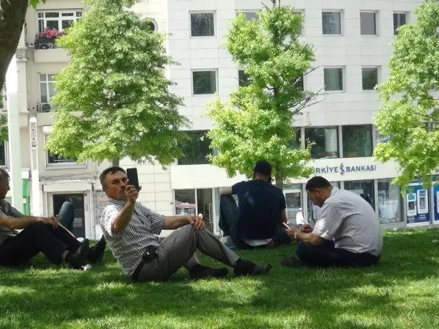 Görüntüler Taksim'den! 30 dereceye yaklaşan sıcaklık vatandaşlara zor anlar yaşattı Görüntüler Taksim'den! 30 dereceye yaklaşan sıcaklık vatandaşlara zor anlar yaşattı