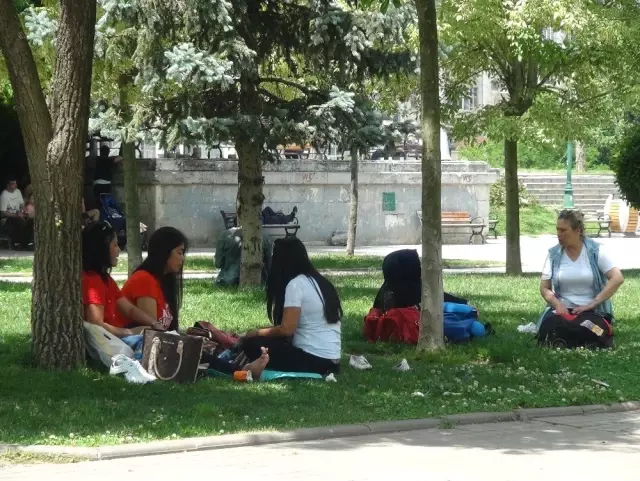Görüntüler Taksim'den! 30 dereceye yaklaşan sıcaklık vatandaşlara zor anlar yaşattı Görüntüler Taksim'den! 30 dereceye yaklaşan sıcaklık vatandaşlara zor anlar yaşattı