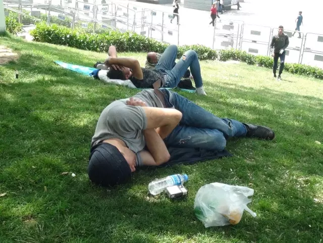 Görüntüler Taksim'den! 30 dereceye yaklaşan sıcaklık vatandaşlara zor anlar yaşattı Görüntüler Taksim'den! 30 dereceye yaklaşan sıcaklık vatandaşlara zor anlar yaşattı