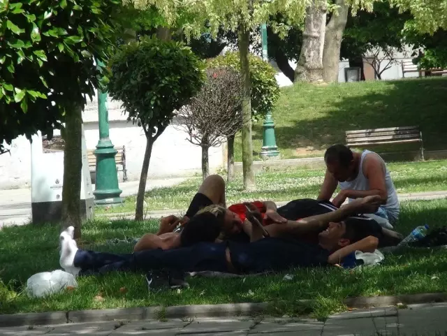 Görüntüler Taksim'den! 30 dereceye yaklaşan sıcaklık vatandaşlara zor anlar yaşattı Görüntüler Taksim'den! 30 dereceye yaklaşan sıcaklık vatandaşlara zor anlar yaşattı