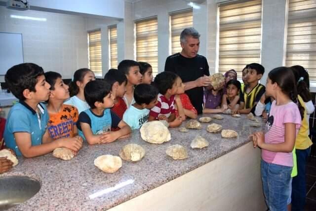 Tam 70 milyon yıllık! Bir okul müdürü buldu öğrenciler fosile hayranlıkla dokundu