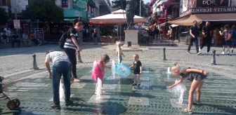 Termometrelerin 33 dereceyi gösterdiği Antalya'da çocukların fıskiyeli serinliği