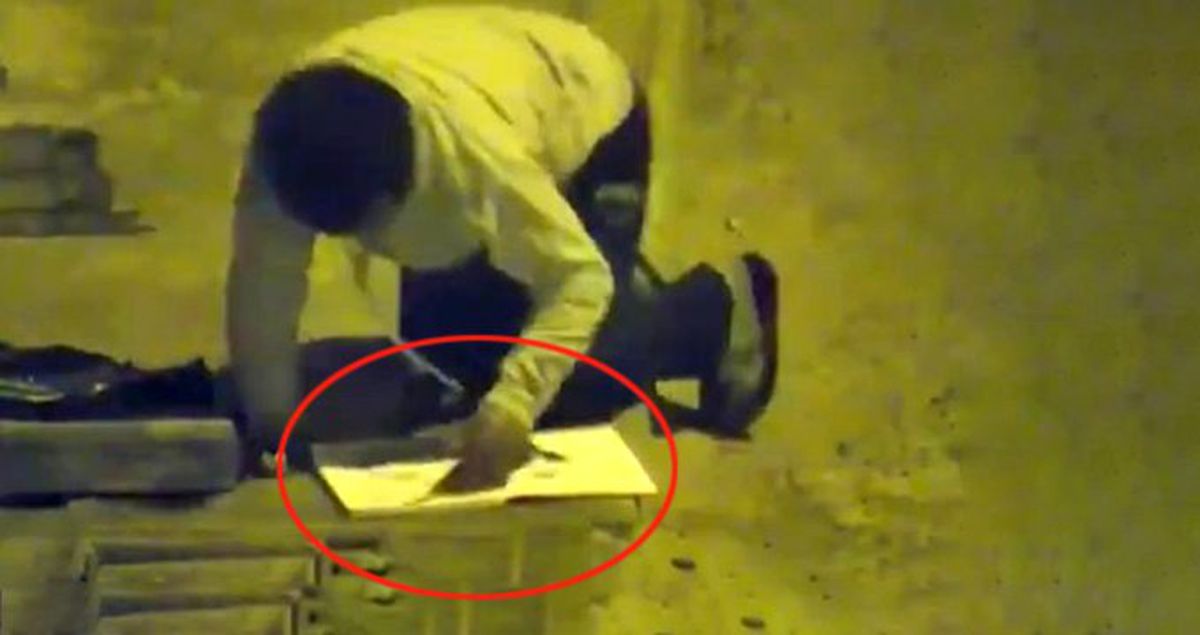 Bahreynli milyoner sokak lambasında ders çalışan çocuğa ev bağışladı