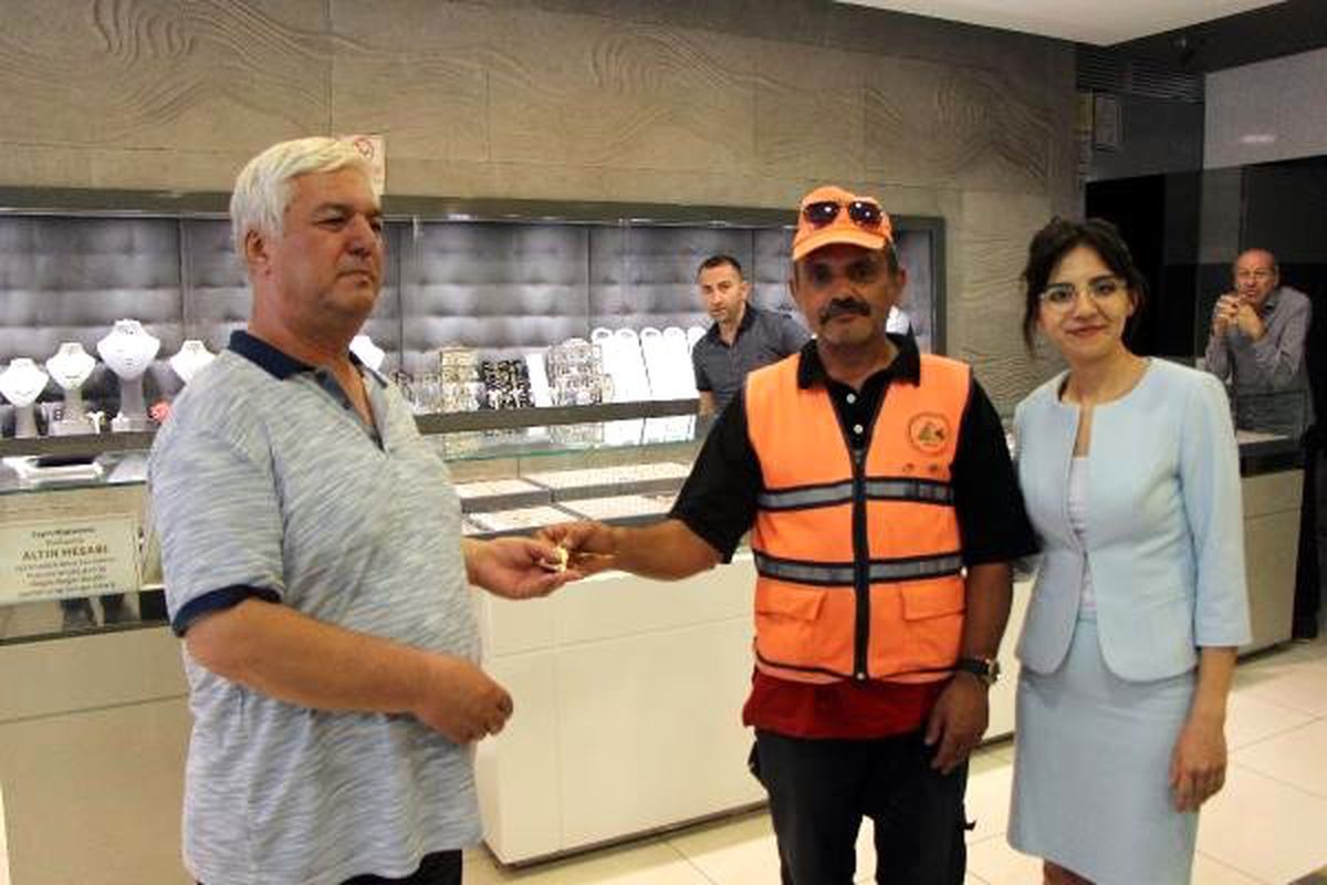 Belediyede çalışan temizlik işçisi bulduğu çeyrek altını sahibine teslim etti