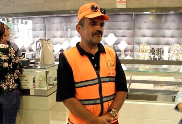 Belediyede çalışan temizlik işçisi bulduğu çeyrek altını sahibine teslim etti