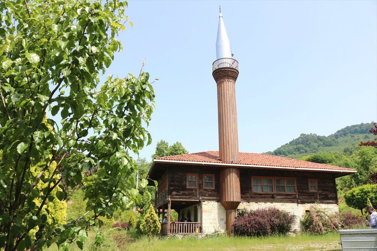 Çivisiz cami zamana direniyor