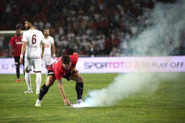 Hatayspor-Gazişehir Gaziantep maçında iki taraftar gözaltına alındı