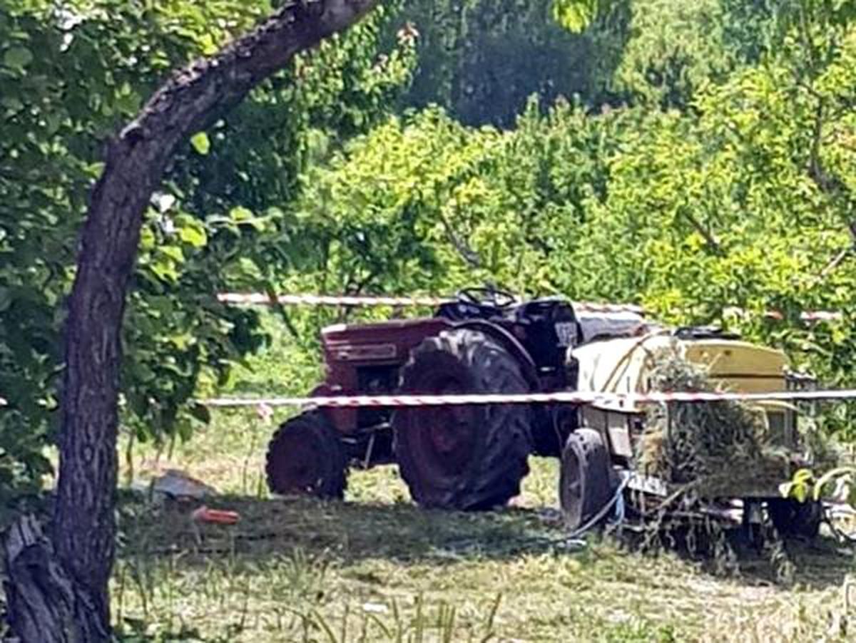 İlaçlama makinesi şaftına kıyafeti takılan kadın öldü