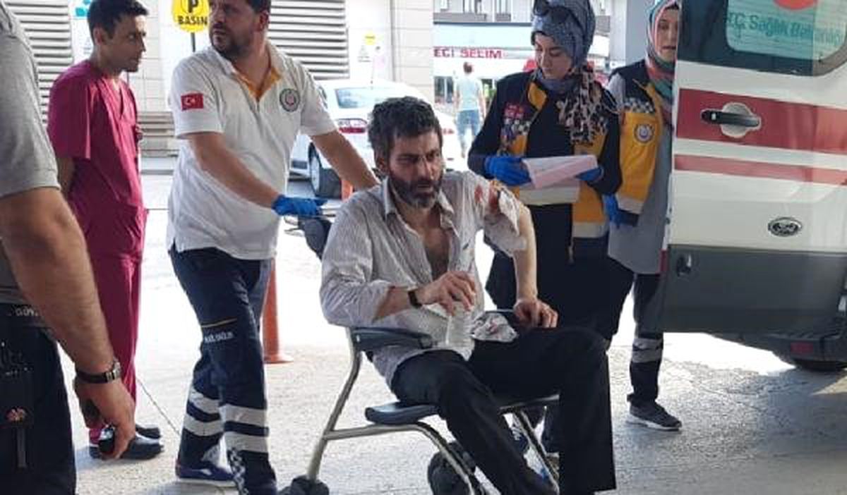 Tartışma bir anda alevlendi! Husumetlisine kasaptan aldığı satırla saldırdı