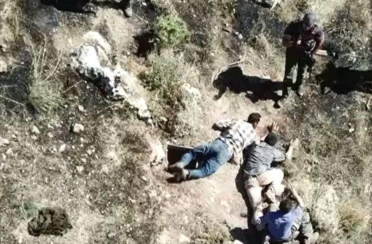 Mağaraya sıkıştırılan teröristler böyle teslim oldu