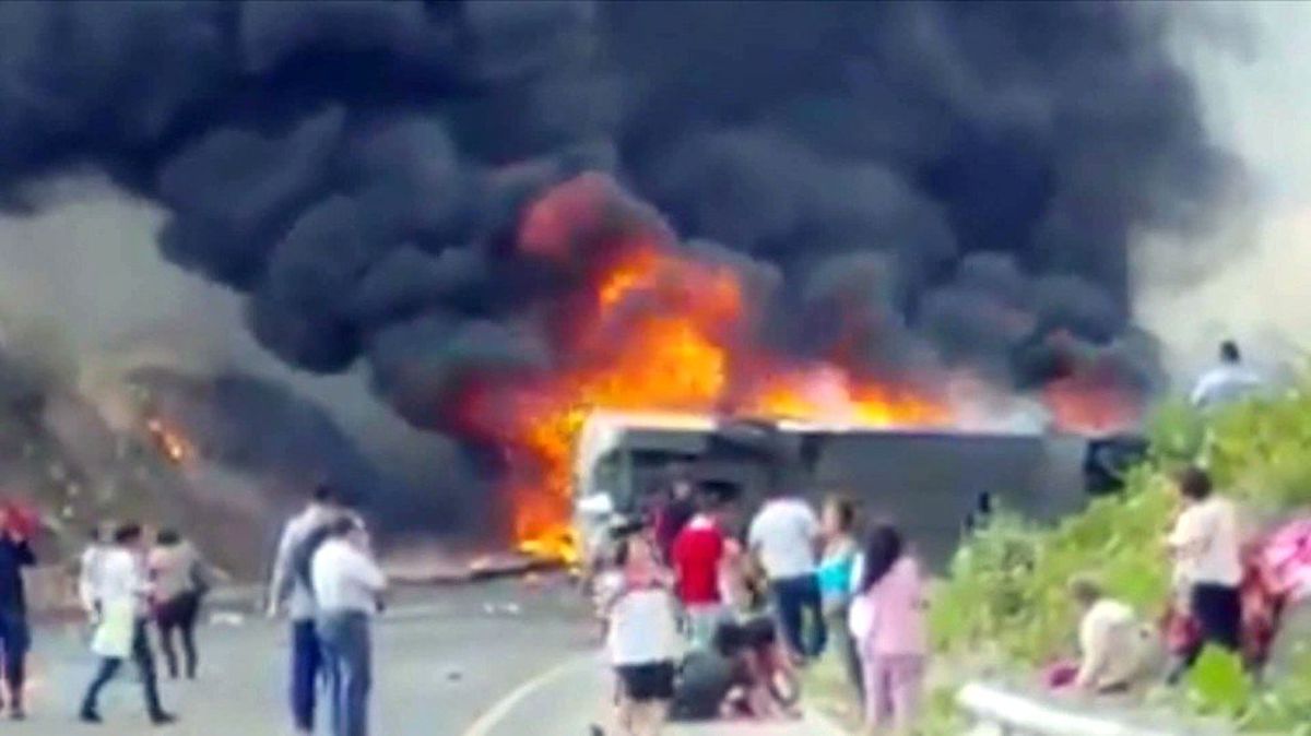 Meksika'da turistleri taşıyan yolcu otobüsü ve TIR çarpıştı: 23 ölü, 30 yaralı