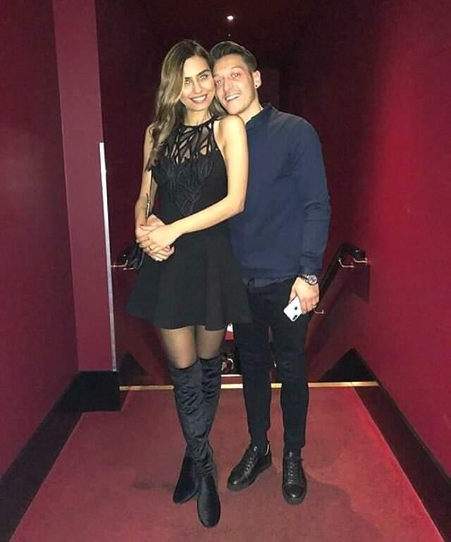 Mesut Özil ve Amine Gülşe, balayını Çeşme'deki yeni villasında geçirecek