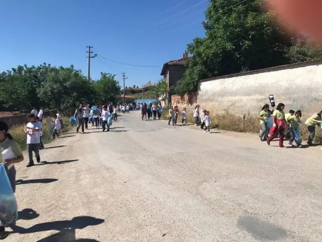 Öğrencilerden köyde çevre temizliği