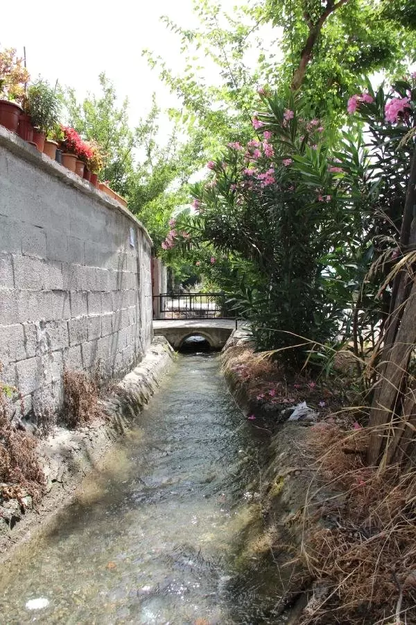 Sulama kanalında sürüklenen çocuğu bez bebek zannetmişler