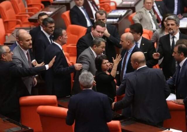 'Tunceli'de katliam yapıldı' sözleri sonrası MHP ve HDP'li vekiller arasında kavga çıktı