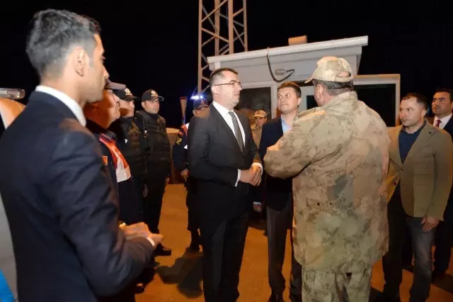 Vali Memiş Mehmetçik'in sofrasında iftar açtı
