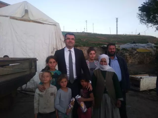 Vali Memiş Mehmetçik'in sofrasında iftar açtı Vali Memiş Mehmetçik'in sofrasında iftar açtı