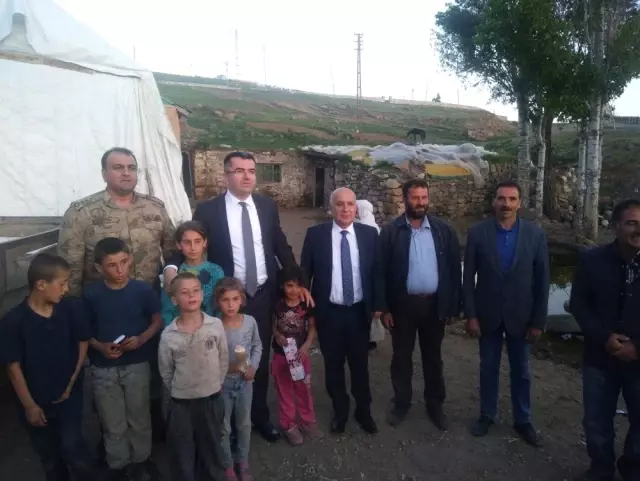 Vali Memiş Mehmetçik'in sofrasında iftar açtı Vali Memiş Mehmetçik'in sofrasında iftar açtı