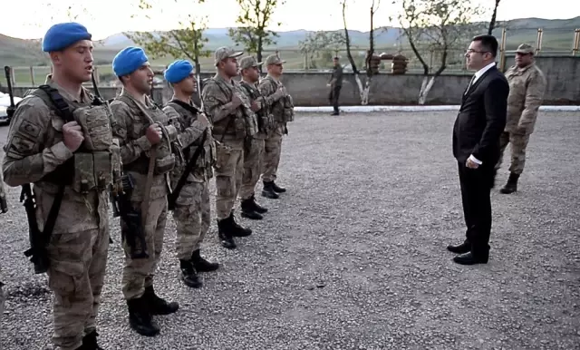 Vali Memiş Mehmetçik'in sofrasında iftar açtı Vali Memiş Mehmetçik'in sofrasında iftar açtı