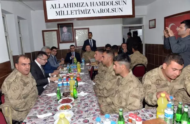 Vali Memiş Mehmetçik'in sofrasında iftar açtı Vali Memiş Mehmetçik'in sofrasında iftar açtı