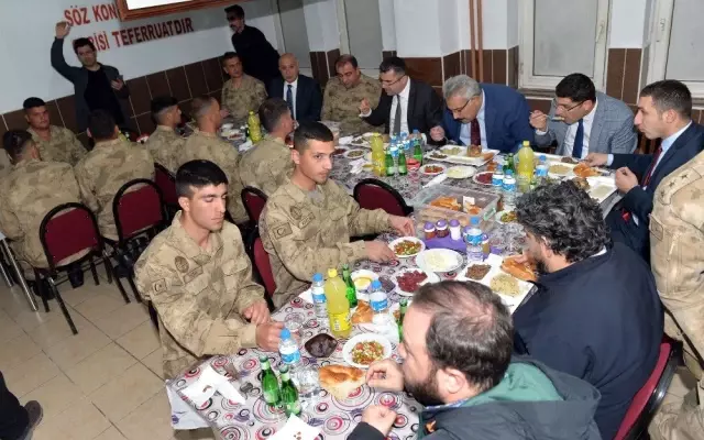 Vali Memiş Mehmetçik'in sofrasında iftar açtı Vali Memiş Mehmetçik'in sofrasında iftar açtı