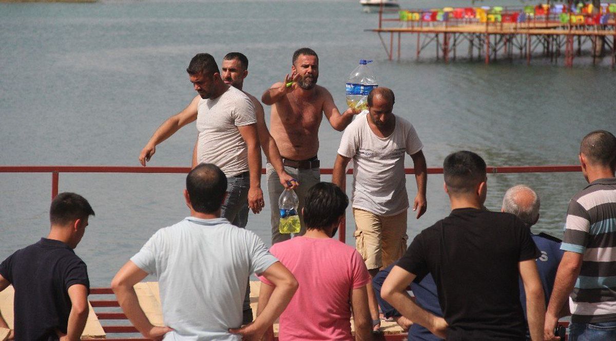 Bici bici satıcıları, zabıtanın tezgah yasağı nedeniyle kendilerini yakmak istedi