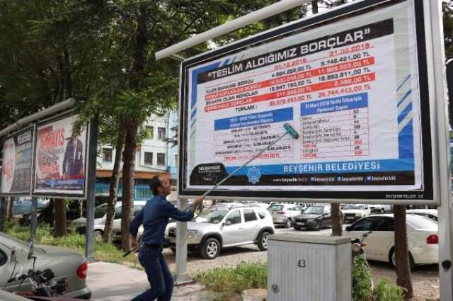 Beyşehir Belediye Başkanı Adil Bayındır, belediyenin borç tablosunu ilçedeki bilbordlara astırdı