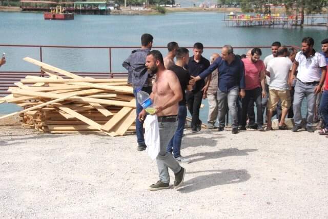 Bici bici satıcıları, zabıtanın tezgah yasağı nedeniyle kendilerini yakmak istedi