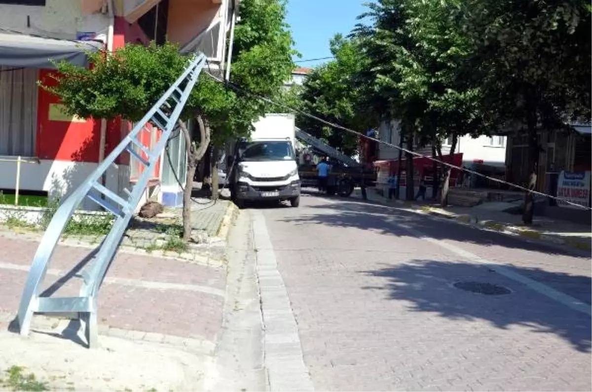 Çekicinin anteni hatları kopardı, elektrik direğini eğdi