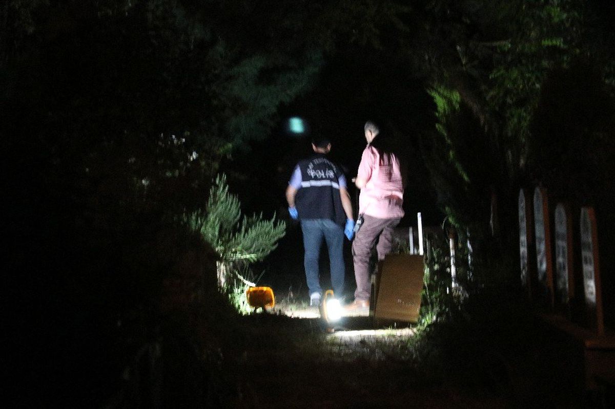 Deprem Mezarlığı'nda köpeğini arayan çocuklar kavanoz içinde cenin buldu