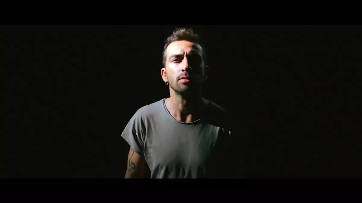 Erdem Yener'in Yeni Sıngle'ı: 'Bağrı Yanık Dostlara' Film Olmuş Şarkıların Üçüncüsü Yayınlandı!