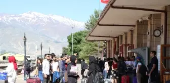 Doğu Ekspresi: Erzincan'da bayram dolayısıyla trenlerdeki doluluk oranı yüzde yüze ulaştı Doğu Ekspresi: Erzincan'da bayram dolayısıyla trenlerdeki doluluk oranı yüzde yüze ulaştı