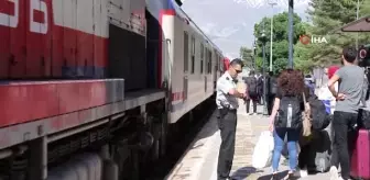 Doğu Ekspresi: Erzincan'da bayram dolayısıyla trenlerdeki doluluk oranı yüzde yüze ulaştı Doğu Ekspresi: Erzincan'da bayram dolayısıyla trenlerdeki doluluk oranı yüzde yüze ulaştı